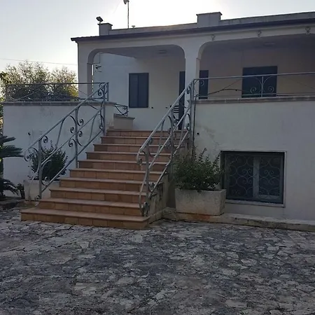 Rosa Nyaraló Ostuni